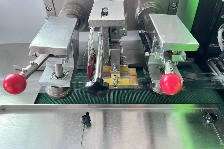 ZS-720W 5-Servo Reciprocating Packaging Machine (Box Motion Flow Wrapper)