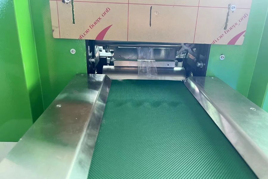 ZS-380S Three-Servo High-Speed Pillow Packaging Machine (Flow Wrapper)