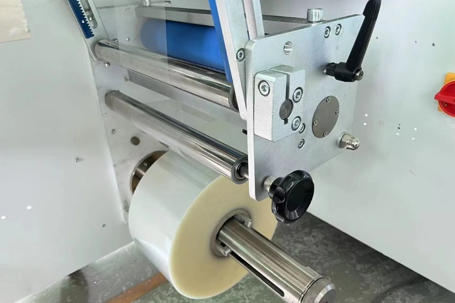 ZS-720W 5-Servo Reciprocating Packaging Machine (Box Motion Flow Wrapper)